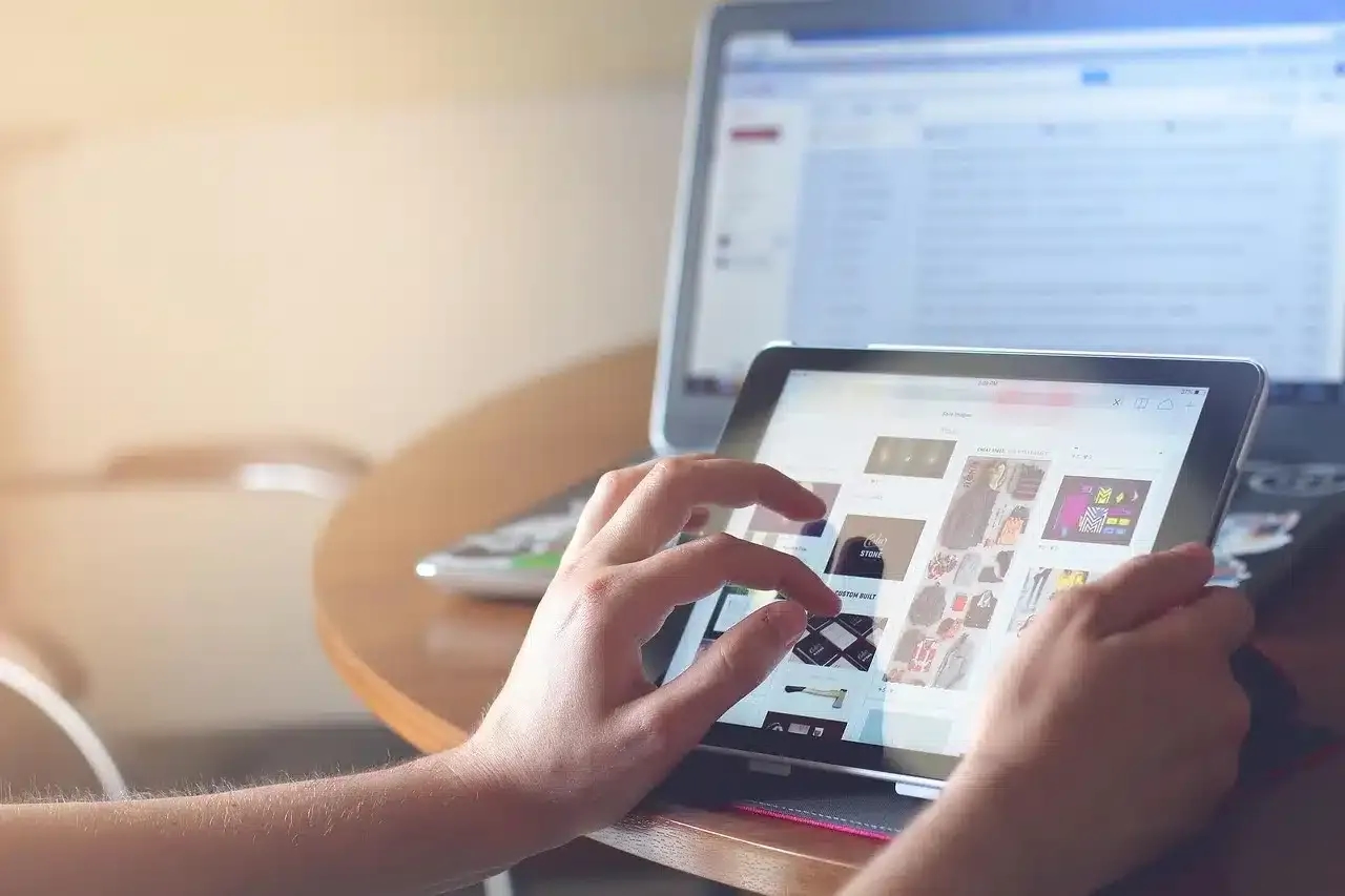 Jak działa internet mobilny? Proste wyjaśnienie technologii i przesyłania danych
